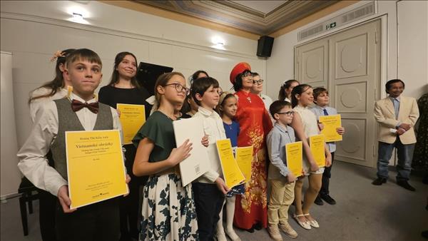 Tiếng đàn nối nhịp cầu hữu nghị Việt Nam - Slovakia