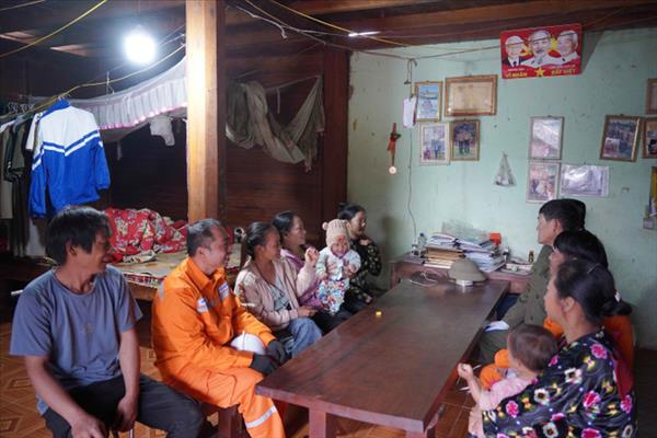 នាំពន្លឺភ្លើងមកកាន់ភូមិដើម្បីបងប្អូនជនជាតិតំបន់ភ្នំសាទរទទួលបុណ្យចូលឆ្នាំពេញលេញ