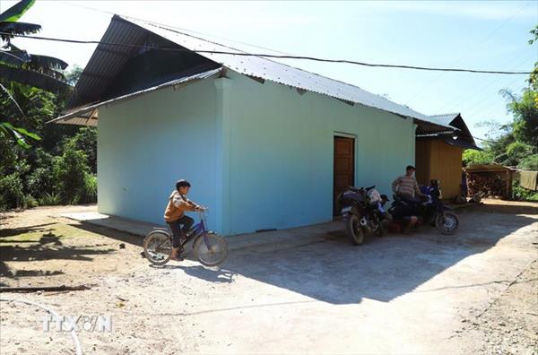 ខេត្ត ងេអាន៖ ប្រគល់ជូនដីតាំងទីលំនៅឡើងវិញជូនបណ្តាក្រុមគ្រួសារបងប្អូនជនជាតិ ម៉ុង សង់ផ្ទះមុនបុណ្យចូលឆ្នាំ