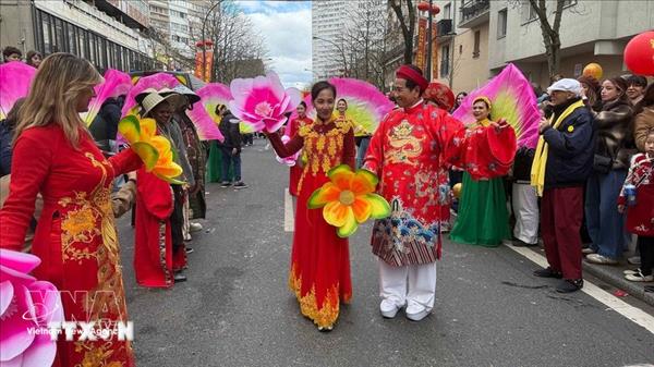 Cultura vietnamita deja huella en el mayor desfile del Año Nuevo Lunar en Francia