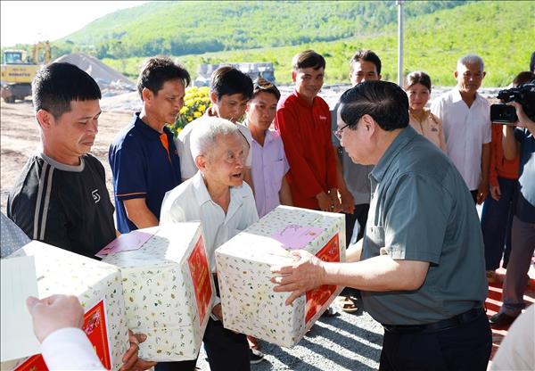 팜 밍 찡 총리, 닥락성 수해 복구 정착지구 시찰 및 선물 전달