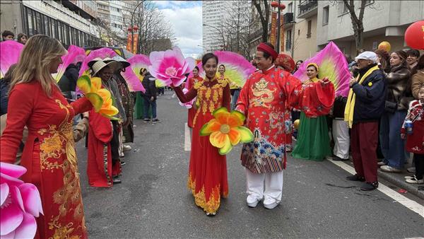 Vietnamese culture shines at Frances largest Lunar New Year parade