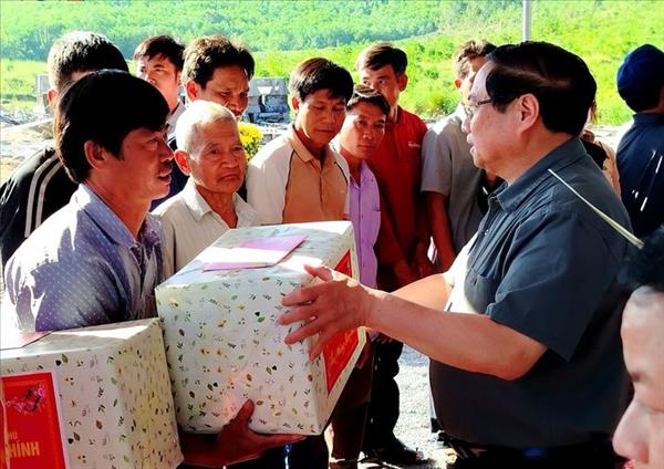 ນາ​ຍົກ​ລັດ​ຖະ​ມົນ​ຕີ ລົງ​ຢ້ຽມ​ຢາມ, ມອບ​ຂອງ​ຂວັນ​ໃຫ້​ແກ່​ປະ​ຊາ​ຊົນ​ເຂດ​ຕັ້ງ​ຖິ່ນ​ຖານ​ຄົງ​ທີ່​ໃໝ່​ຢູ່​ບ້ານ ກ໋ວ​າງ​ດຶກ