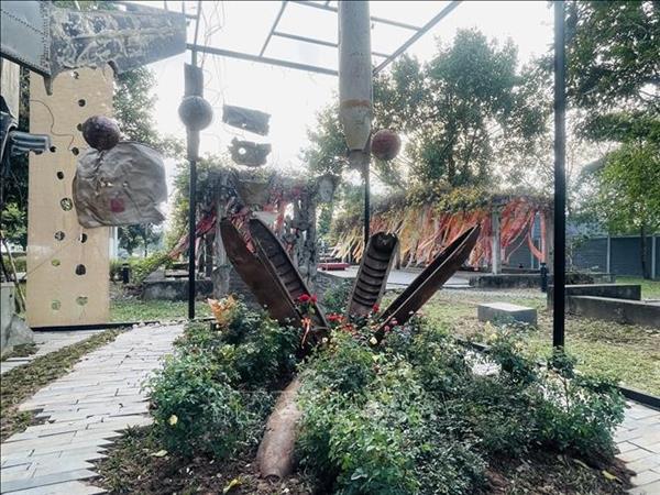 ໄຂ​ເຂດ​ວາງ​ສະ​ແດງ​ສິ​ລະ​ປະຈັດ​ວາງພາຍ​ໃຕ້​ຫົວ​ຂໍ້ ສົງ​ຄາມ ແລະ ສັນ​ຕິ​ພາບ ແລະ ວາດ​ຟ້ອນ​ແຫ່ງ​ລະ​ດູ​ບານ​ໃໝ່