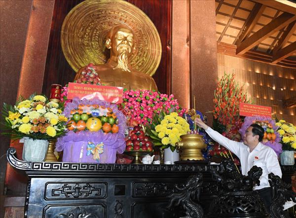 Presidente de Asamblea Nacional rinde homenaje a los heroicos mártires en Ciudad Ho Chi Minh
