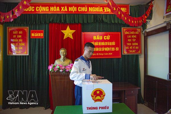 Realizan elecciones anticipadas en el área de Ba Ke en alta mar de Vietnam