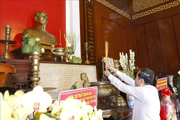Chủ tịch Quốc hội Trần Thanh Mẫn dâng hương tại Di tích lịch sử quốc gia Ngã Ba Giồng, Thành phố Hồ Chí Minh