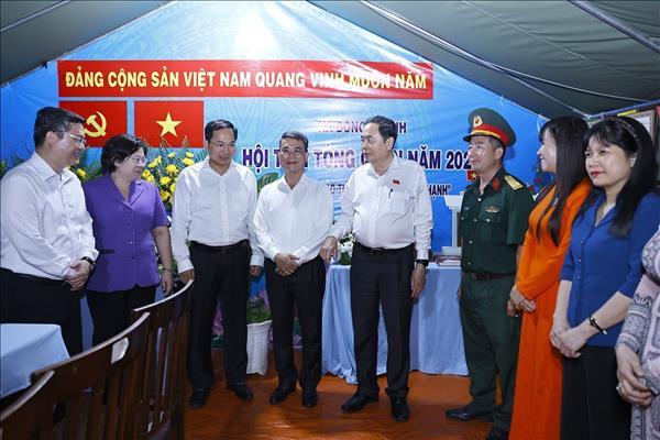 Le président de lAssemblée nationale visite un camp de recrutement militaire à Hô Chi Minh-Ville
