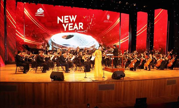 Phó Thủ tướng Mai Văn Chính dự khai trương Nhà hát Hoa Phượng và chương trình nghệ thuật chào năm mới New Year Concert