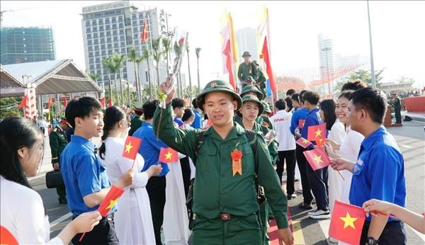 Nhiều cử nhân, đảng viên trẻ ở Gia Lai và Ninh Bình tình nguyện nhập ngũ