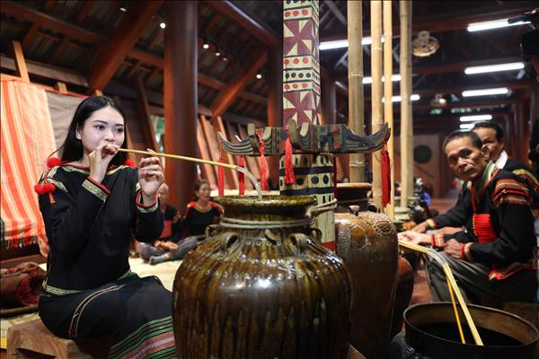 닥락성 에데족의 독특한 집들이 의례