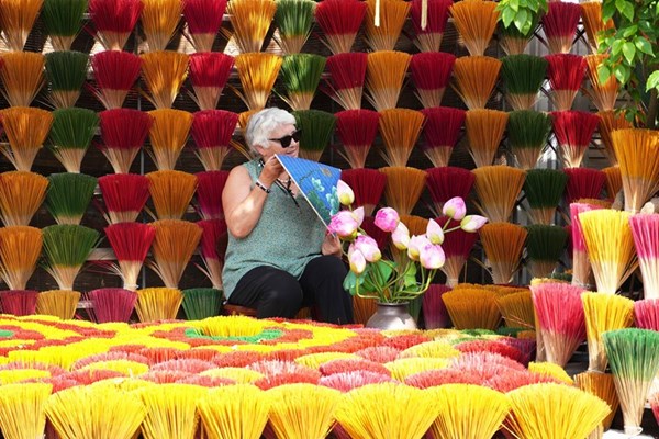 Vivid colors in Thuy Xuan incense village