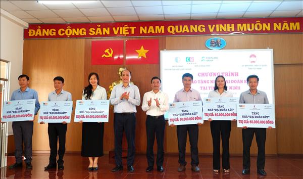 Hỗ trợ xây dựng 18 căn nhà Đại đoàn kết cho hộ khó khăn tại Tây Ninh