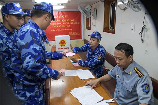 베트남 수산감시 당국, ‘파고를 뚫고 해상 최전방서 소중한 한 표 행사