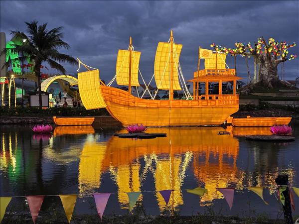 Hoi An Dazzles at Opening of Light and Heritage Festival