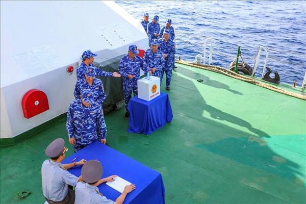 Tàu Kiểm ngư 260 hoàn thành công tác bầu cử sớm trên biển