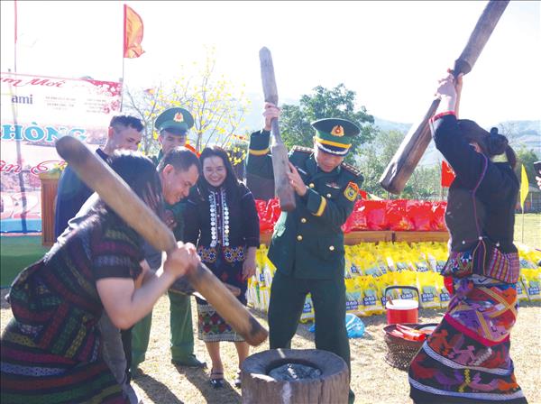 មនោសញ្ចេតនារវាងកងទ័ពនិងប្រជាជនភ្លឺជានិច្ចនៅជាយដែនមាតុភូមិ