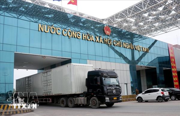 Quang Ninh pilots weekend customs clearance at Mong Cai Intl Border Gate