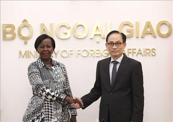 Le ministre des AE Le Hoai Trung sentretient avec la secrétaire générale de la Francophonie Louise Mushikiwabo