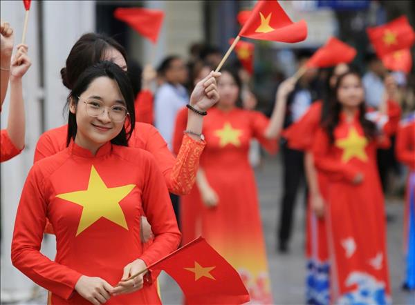 March shines with elegance of Ao dai