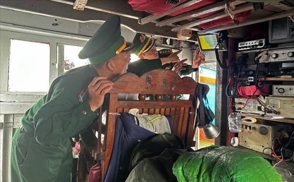 ດັກ​ຫຼັກ ແກ້​ໄຂ​ກໍ​ລະ​ນີ​ລະ​ເມີດ​ການ​ຂຸດ​ຄົ້ນ​ສິນ​ໃນ​ນ້ຳຢ່າງ​ເຂັ້ມ​ງວດ, ມາ​ນະ​ພະ​ຍາ​ຍາມ​ແກ້​ໄຂ​ບັດ​ເຫຼືອງ IUU