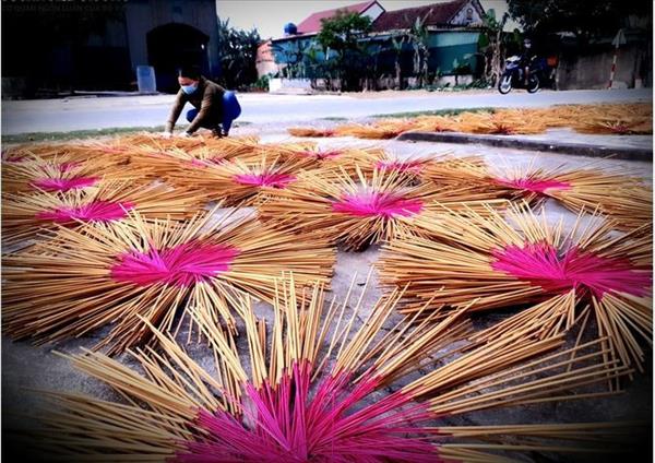 Le village de lencens de Bao Ân fait feu de tout bois à laube du Têt traditionnel