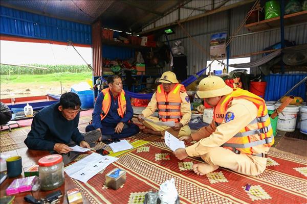 Bầu cử Quốc hội và HĐND: Cảnh sát đường thủy đưa ngày hội bầu cử đến với vạn chài ven sông