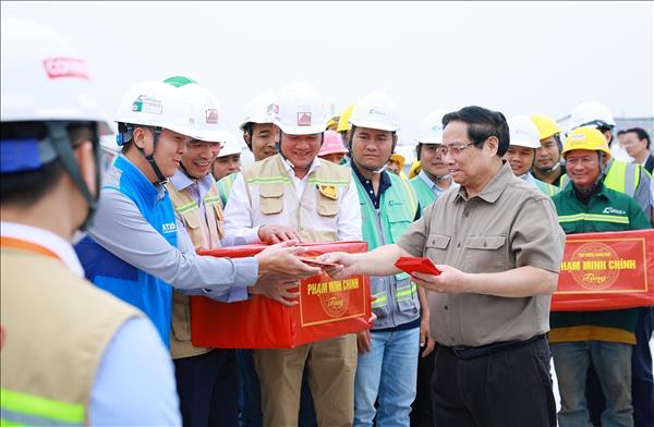PM inspects construction progress of Gia Binh International Airport
