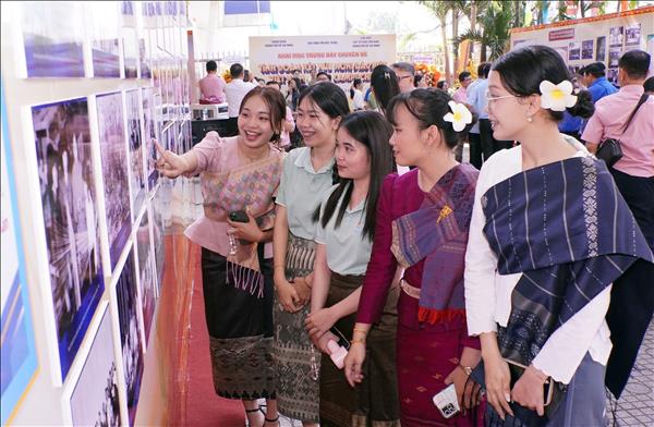 Triển lãm trưng bày hơn 150 tư liệu về tình đoàn kết Việt Nam - Lào - Campuchia
