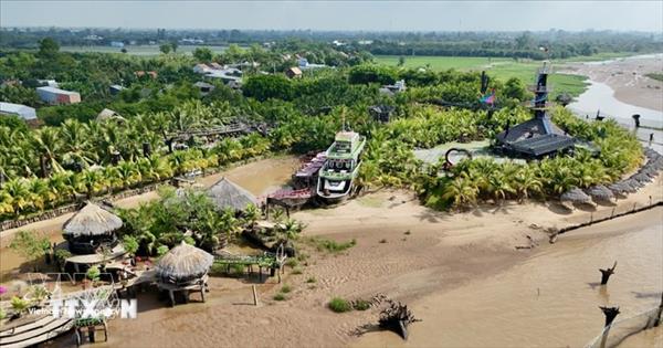 Музей корневой древесины посреди реки Тьен