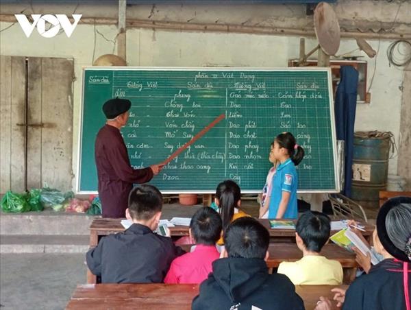 サンジウ族の文字の維持に貢献した夫婦