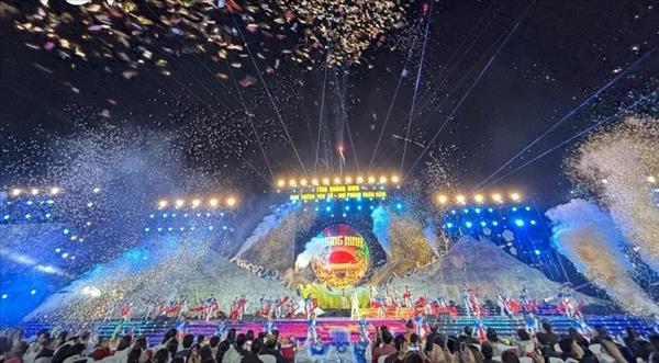 ແຜ່​ກະ​ຈາຍ​ຄຸນ​ຄ່າ​ມໍ​ລະ​ດົກ​ໃນ​ຄ່ຳ​ຄືນ​ສະ​ແດ​ງ​ສິ​ລະ​ປະ ພູ​ ອຽນ​ຕື ສັກ​ສິດ - ພະ​ລັງຈິດ​ໃຈ​ນັບ​ພັນ​ປີ