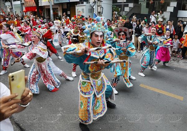 Nhộn nhịp Lễ hội Tết Nguyên tiêu của người Hoa ở Chợ Lớn