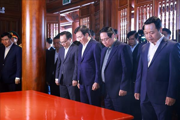 នាយករដ្ឋមន្ត្រីលោក ហ្វាម មិញ ជីញ អញ្ជើញអុជធូបរំលឹកដល់លោកប្រធានហូជីមិញ និងវីរបុរសដែលបង្កើតជ័យជម្នះនៅឌៀនបៀនភូ