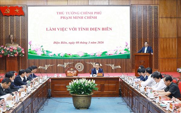 팜 밍 찡 총리, 디엔비엔성 인민위원회와 업무회의