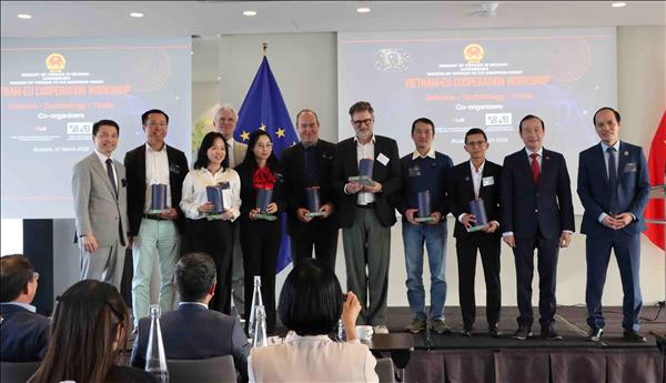 បញ្ញវន្តវៀតណាម ១០ រូបនៅអឺរ៉ុប លើកកម្ពស់កិច្ចសហប្រតិបត្តិការ AI ជាមួយវៀតណាម