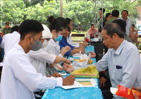 Khám bệnh, cấp thuốc miễn phí cho gần 4.000 người dân Vĩnh Long và vùng lân cận