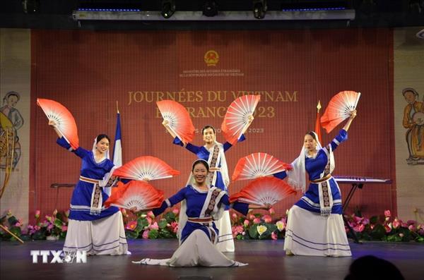 春天的色彩艺术活动在法国推广越南文化