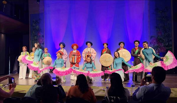 Cộng đồng người Việt tại Bỉ tôn vinh phái đẹp trong không khí Xuân rộn ràng