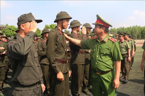 Rèn luyện bản lĩnh chính trị, kỹ năng cơ bản về điều lệnh quân sự cho các chiến sĩ mới