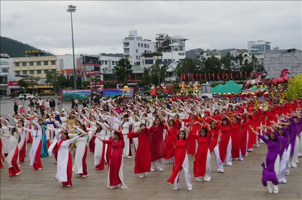 Hơn 500 hội viên phụ nữ đồng diễn, diễu hành áo dài tại Gia Lai