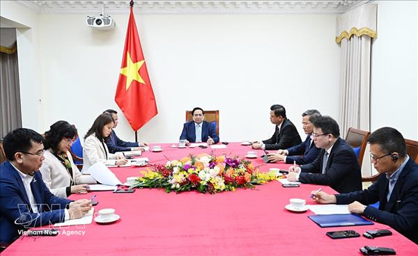 Primer ministro de Vietnam y Presidente de EAU debaten la situación regional
