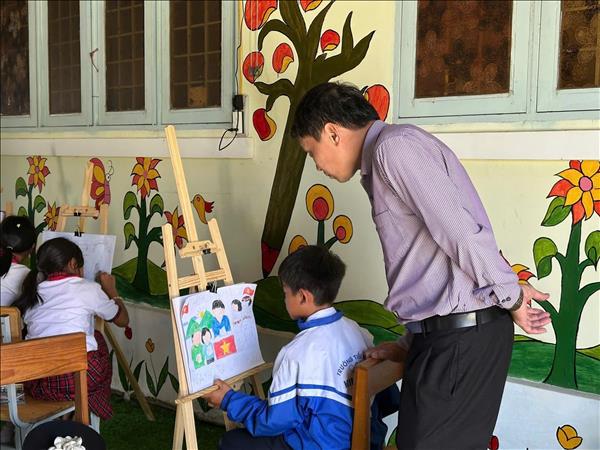 Nét vẽ cổ động bầu cử gieo mầm ý thức công dân cho học sinh Xơ Đăng