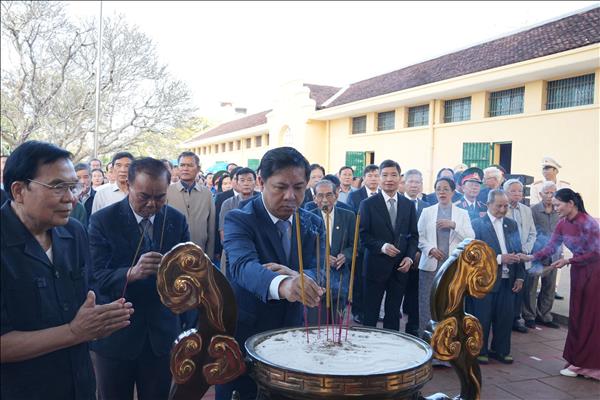 Dâng hương tưởng niệm chiến sỹ cách mạng tại Nhà đày Buôn Ma Thuột