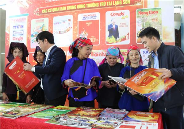Đưa các ấn phẩm báo chí đặc biệt đến với đồng bào các dân tộc xứ Lạng