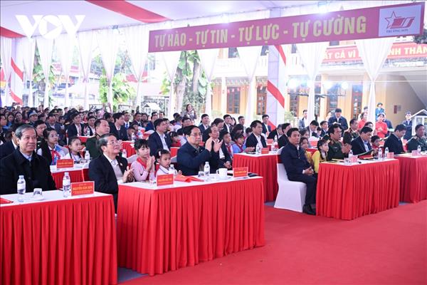 ນາ​ຍົກ​ລັດ​ຖະ​ມົນ​ຕີ ຟ້າມ​ມິງ​ຈິງ ຢ້ຽມ​ຢາມ​, ມອບ​ຂອງ​ຂວັນ​ປີ​ໃໝ່​ໃຫ​້​ແກ່​ຄອບ​ຄົວ​ທຸກ​ຍາກ, ຄອບ​ຄົວ​ທີ່​ປະ​ສົບ​ກັບ​ຄວາມ​ຫຍຸ້ງ​ຍາກ, ກຳ​ມະ​ກອນ​ຜູ້​ອອກ​ແຮງ​ງານ​ຢູ່​ແຂວງ ແທັງ​ຮວ໊າ