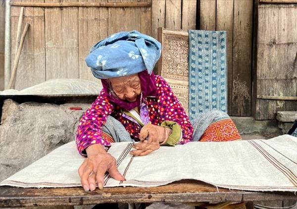 ແມ່​ຍິງ​ຊາວ​ເຜົ່າ​ມົ້ງ​ຢູ່ໝູ່​ບ້ານ​ອາ​ຊີບ​ຕ່ຳ​ປໍ​ປ່ານ ລຸ່ງ​ຕາມ ແຂວງ ຕວຽນ​ກວາງ ແນະ​ນຳ​ອາ​ຊີບ​ພື້ນ​ເມືອງ​ອອກ​ສູ່​ໂລກ