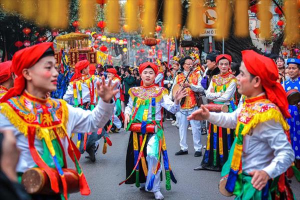 Мужчины деревни Чьеукхук исполняют традиционный танец Кон Ди Дань Бонг