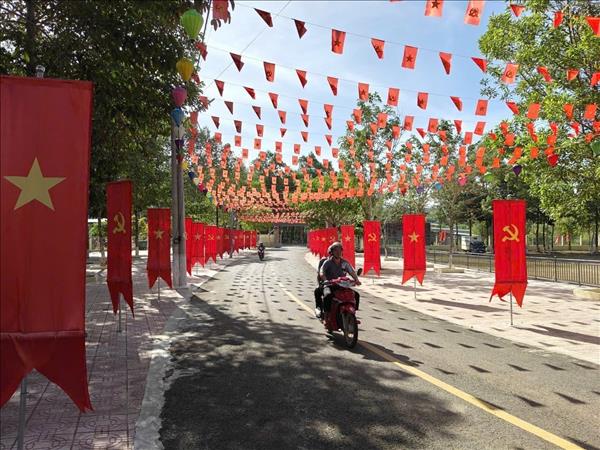 Già làng, người có uy tín làm cầu nối trong tuyên truyền bầu cử