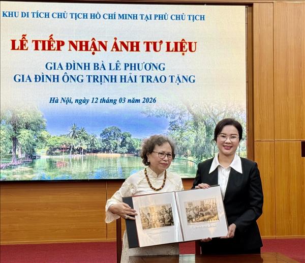 Tiếp nhận nhiều bức ảnh tư liệu quý về Chủ tịch Hồ Chí Minh